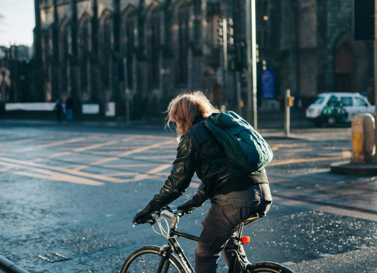 Femme cycliste soleil pluie